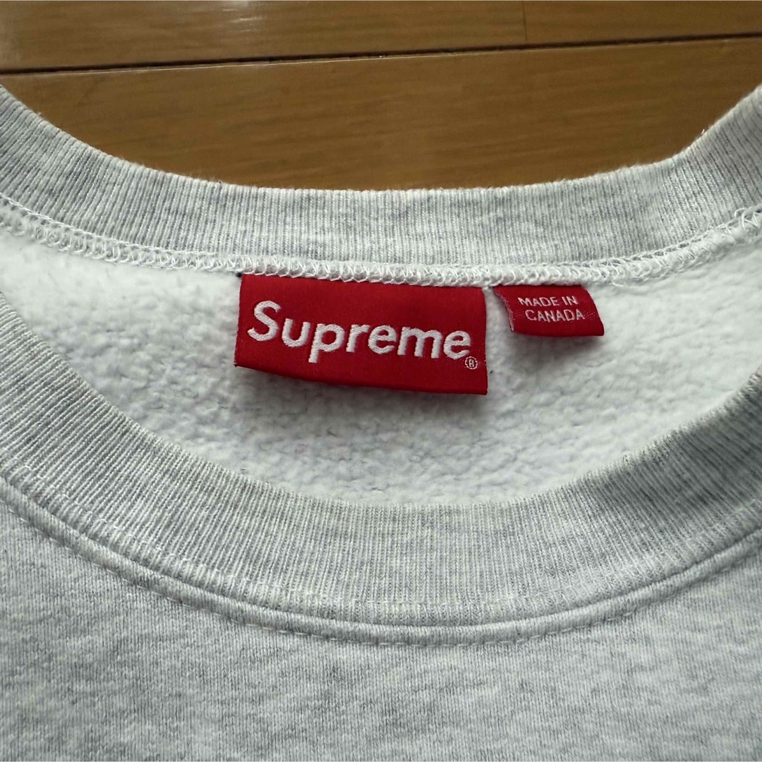 Supreme - Supreme Small Box Crewneck アッシュグレー 21awの Supreme - Supreme Small Box Crewneck アッシュグレー 21awの