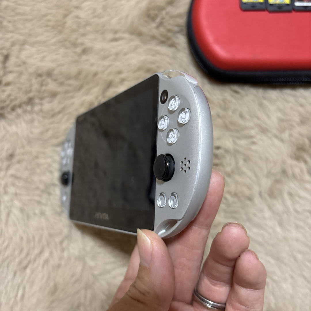 PlayStation Vita - PlayStation PSVITA PCH-2000 シルバーの PlayStation Vita - PlayStation PSVITA PCH-2000 シルバーの