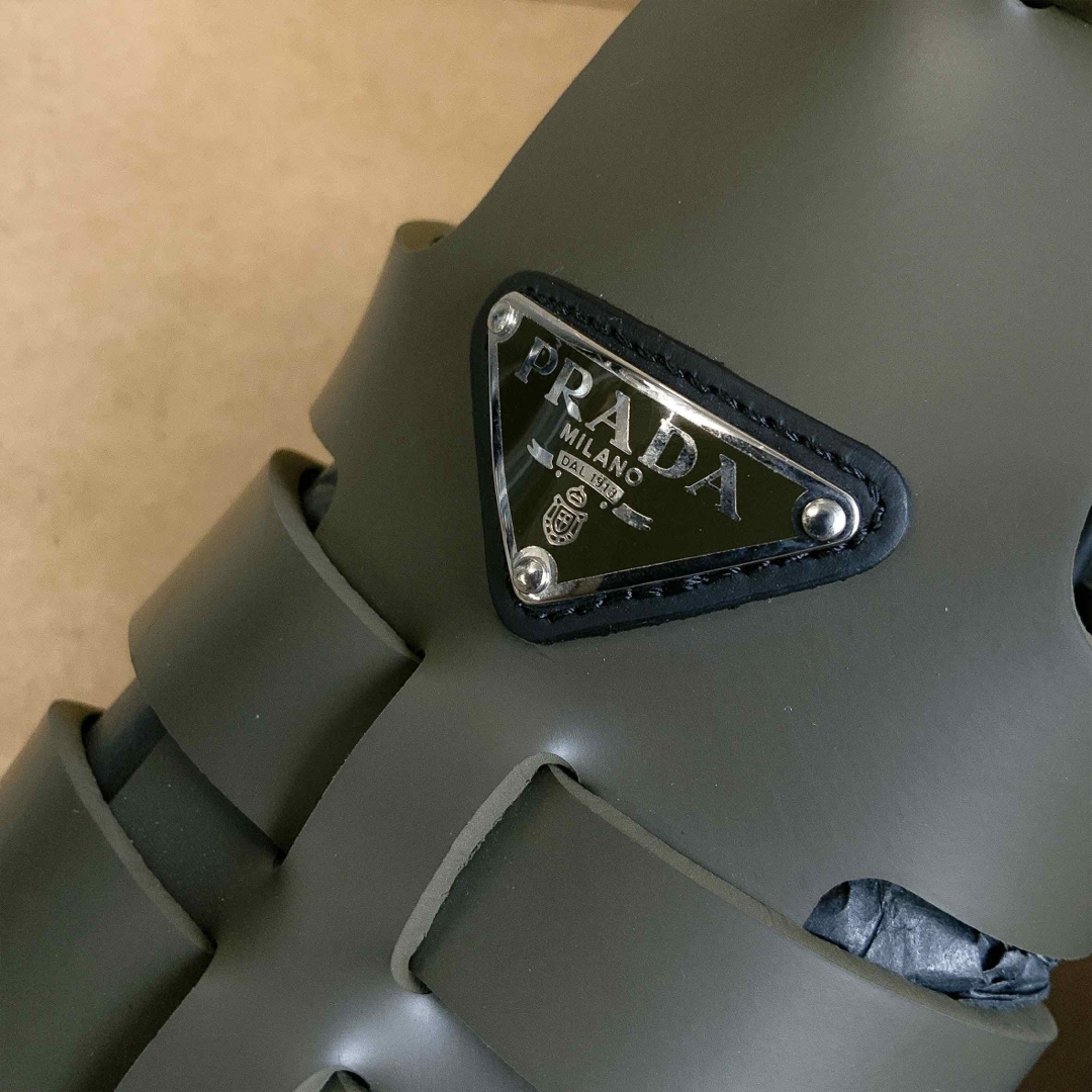 PRADA - 新品 PRADA プラダ モノリス ラバー サンダル 革靴 PRADA - 新品 PRADA プラダ モノリス ラバー サンダル 革靴