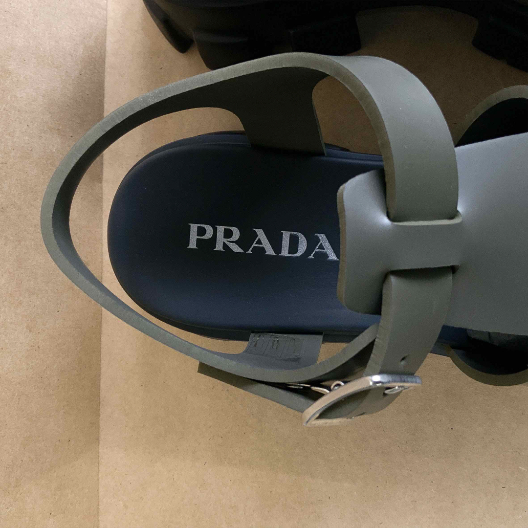 PRADA - 新品 PRADA プラダ モノリス ラバー サンダル 革靴 PRADA - 新品 PRADA プラダ モノリス ラバー サンダル 革靴