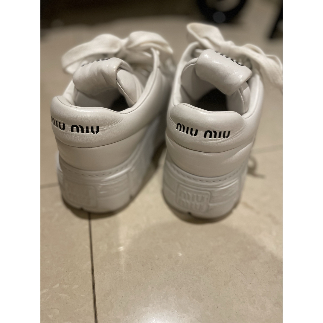 MIU MIU - MIU MIU ホワイト レザー スニーカー 厚底 35の通販 MIU MIU - MIU MIU ホワイト レザー スニーカー 厚底 35の通販