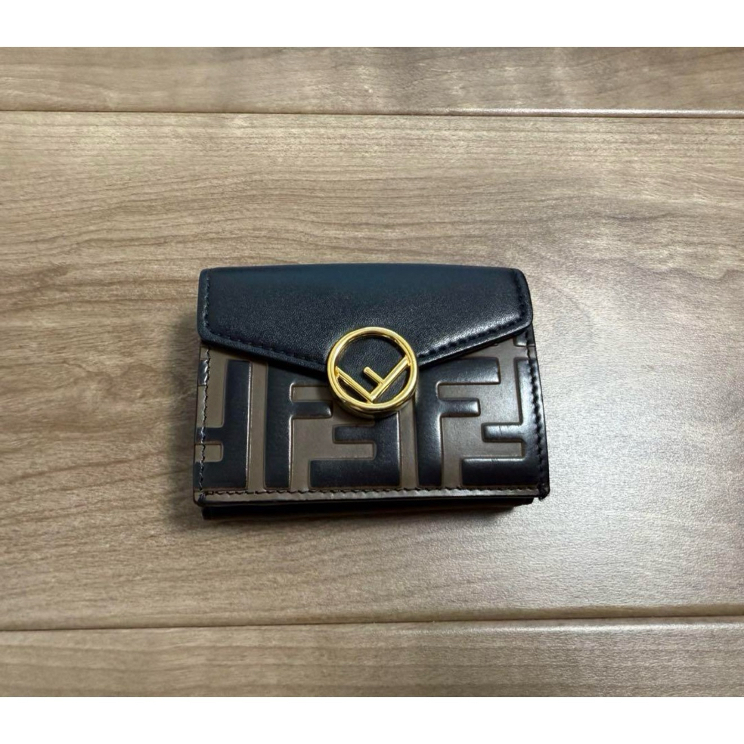 FENDI - FENDI フェンディ 三つ折り財布 ブラックの通販 by FENDI - FENDI フェンディ 三つ折り財布 ブラックの通販 by