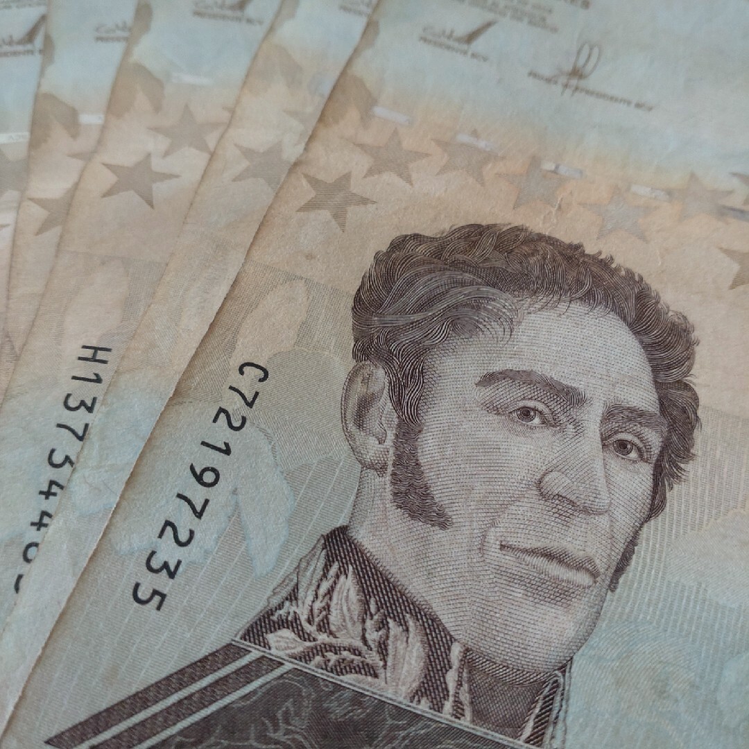 ベネズエラ 100万ボリバル紙幣 5枚 ハイパーインフレの通販 by ベネズエラ 100万ボリバル紙幣 5枚 ハイパーインフレの通販 by