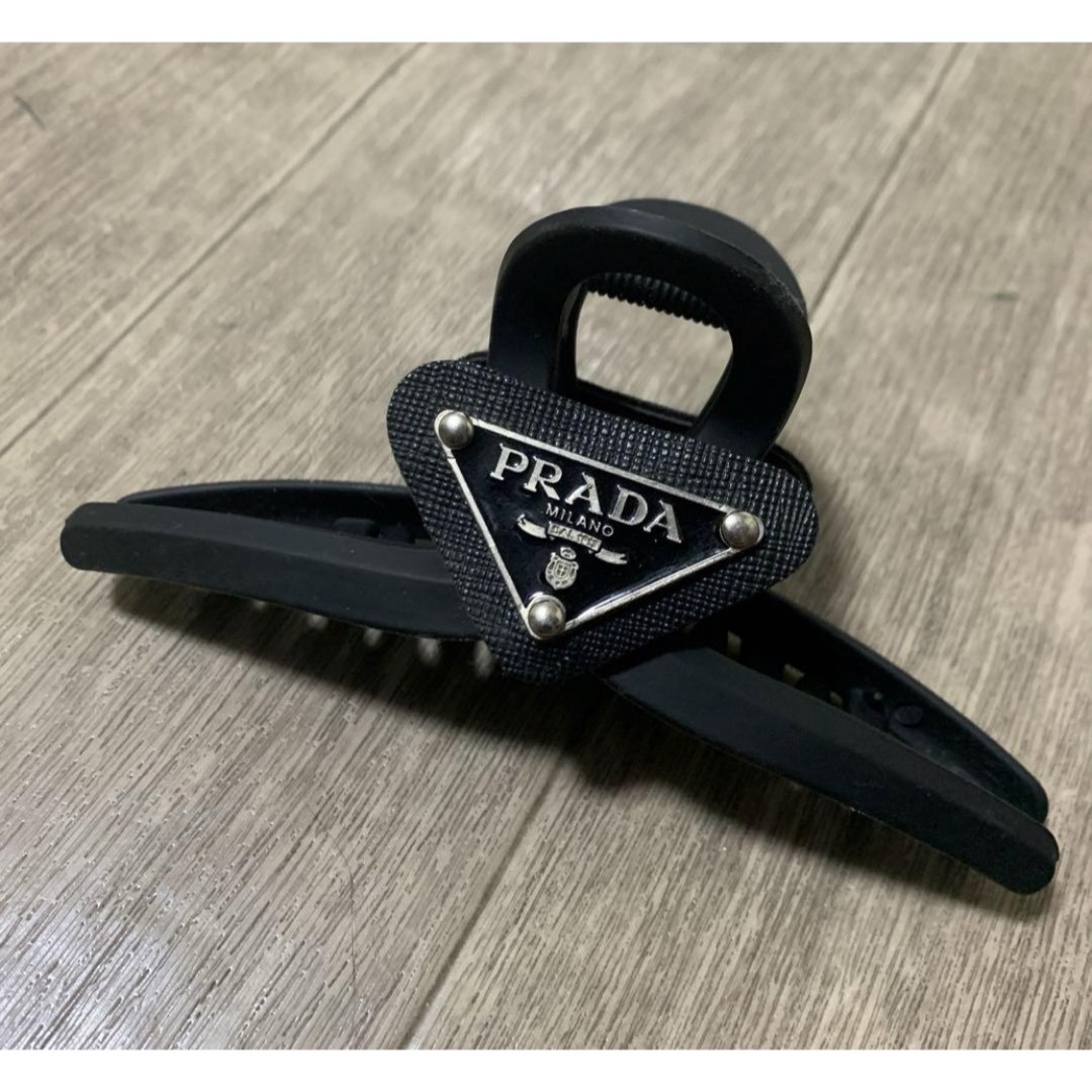 PRADA - 新品未使用 プラダ ヘアクリップ ブラックの通販 by PRADA - 新品未使用 プラダ ヘアクリップ ブラックの通販 by