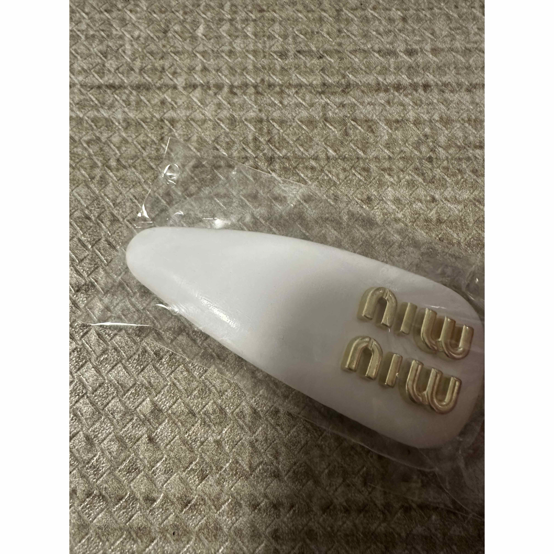 miu miu ロゴ特徴ヘアクリップ 白の通販 by anita's shop|ラクマ miu miu ロゴ特徴ヘアクリップ 白の通販 by anita's shop|ラクマ