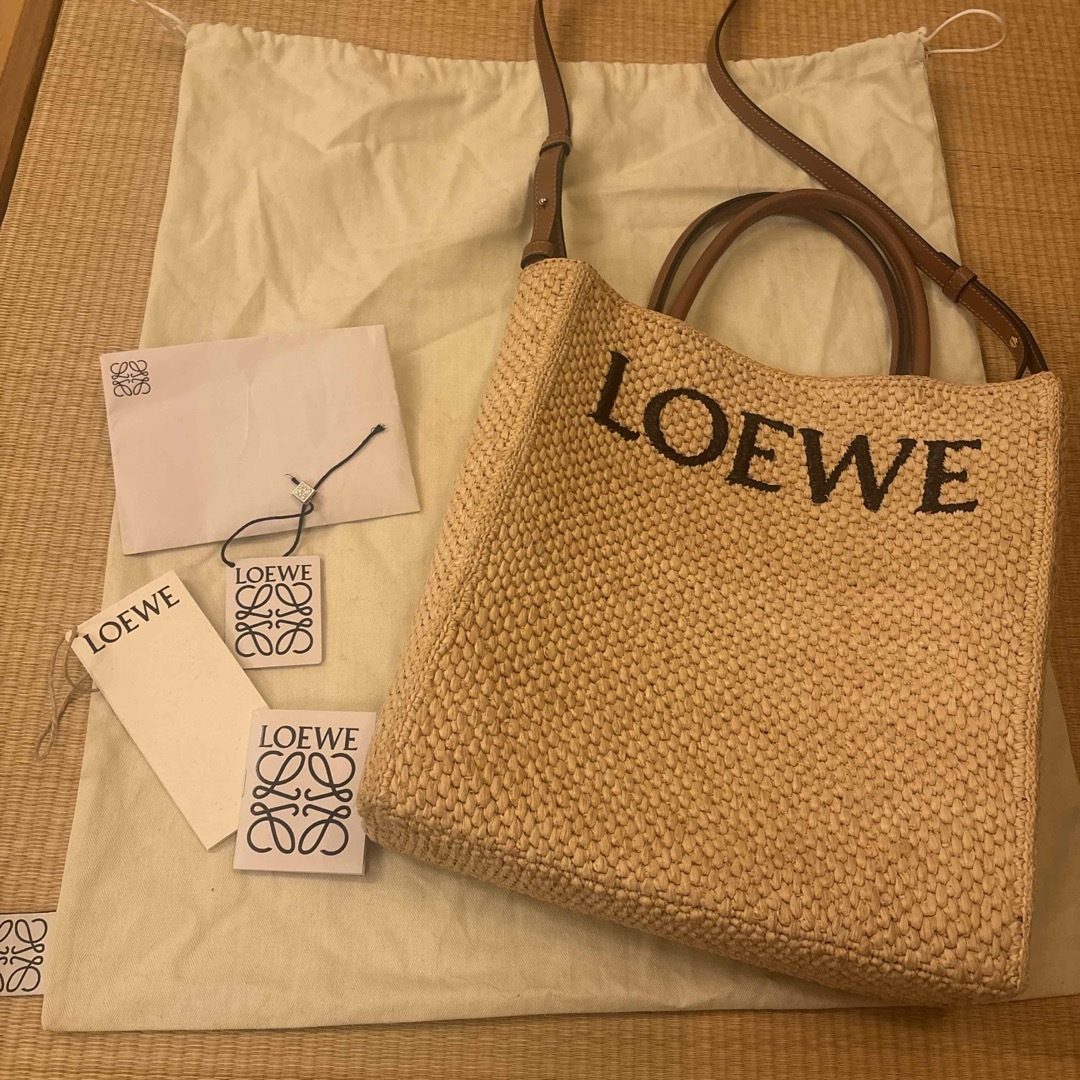 LOEWE - ロエベ スタンダード A4 ラフィア バッグ かごバッグ LOEWE - ロエベ スタンダード A4 ラフィア バッグ かごバッグ
