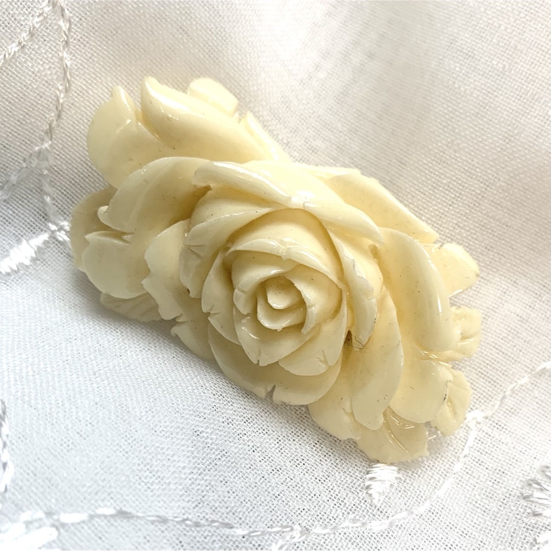 ヴィンテージブローチ 白珊瑚 薔薇彫刻 ホワイトローズ サンゴ バラ 花 上品