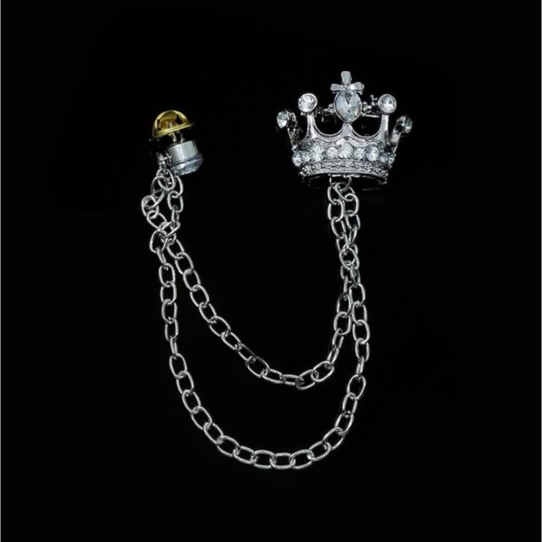 【人気】 ラペルピン レディース メンズ ピンバッチ 王冠 チェーン付 シルバー メンズのアクセサリー(その他)の商品写真