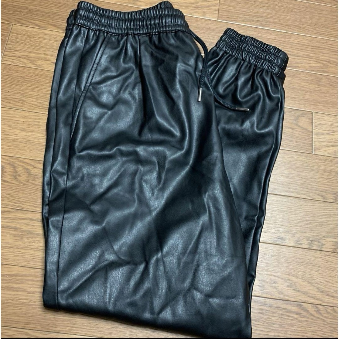 ZARA(ザラ)のZARA レザー風　ジョガーパンツ レディースのパンツ(カジュアルパンツ)の商品写真