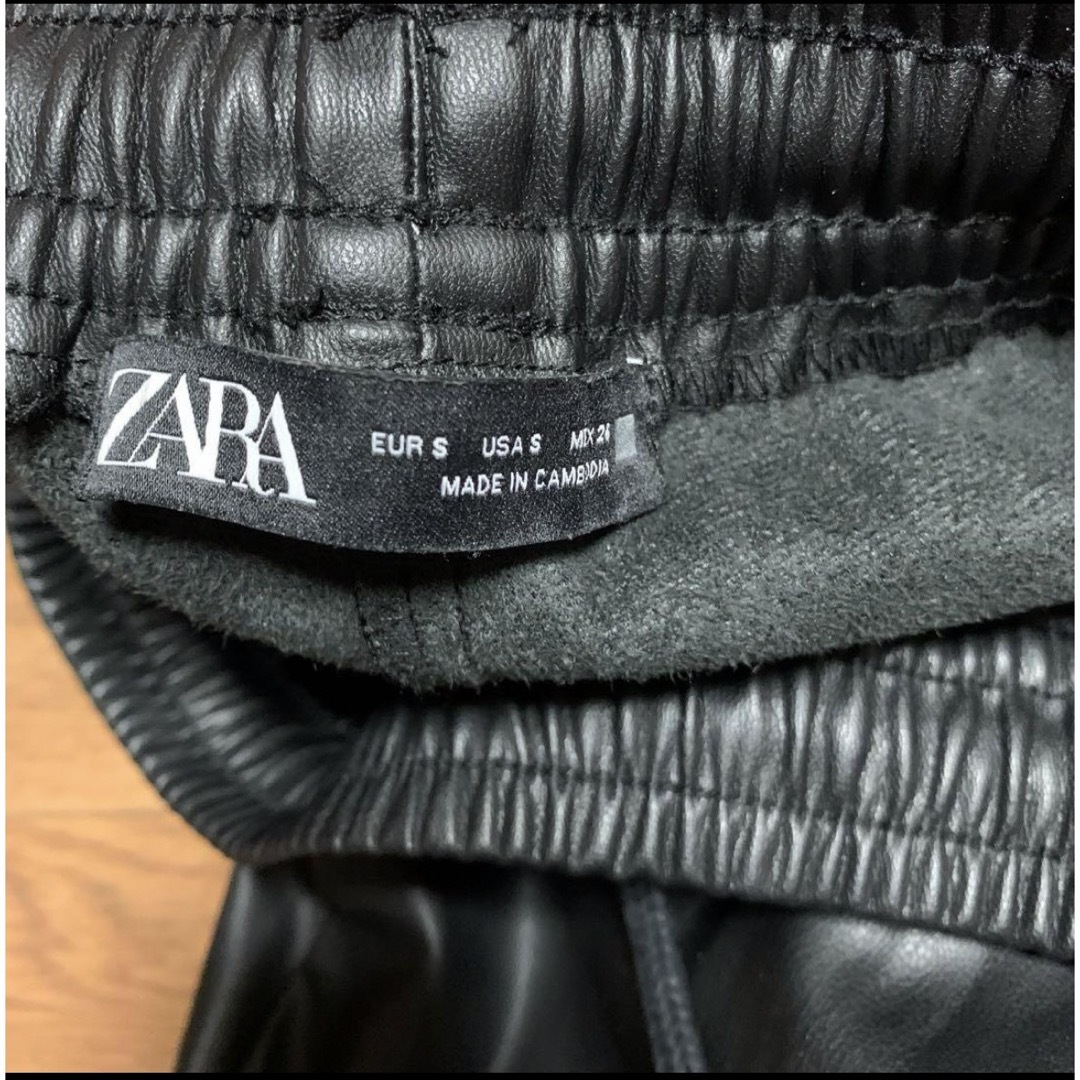 ZARA(ザラ)のZARA レザー風　ジョガーパンツ レディースのパンツ(カジュアルパンツ)の商品写真