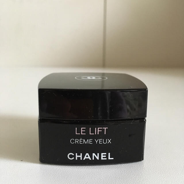 CHANEL(シャネル)のくりん様専用 CHANEL LE LIFTクレーム ユー アイクリーム おまけ付 コスメ/美容のスキンケア/基礎化粧品(アイケア/アイクリーム)の商品写真