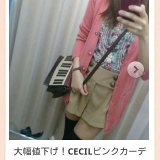 セシルマクビー(CECIL McBEE)のコーデ画像の花柄シャツとカーデ＊(カーディガン)