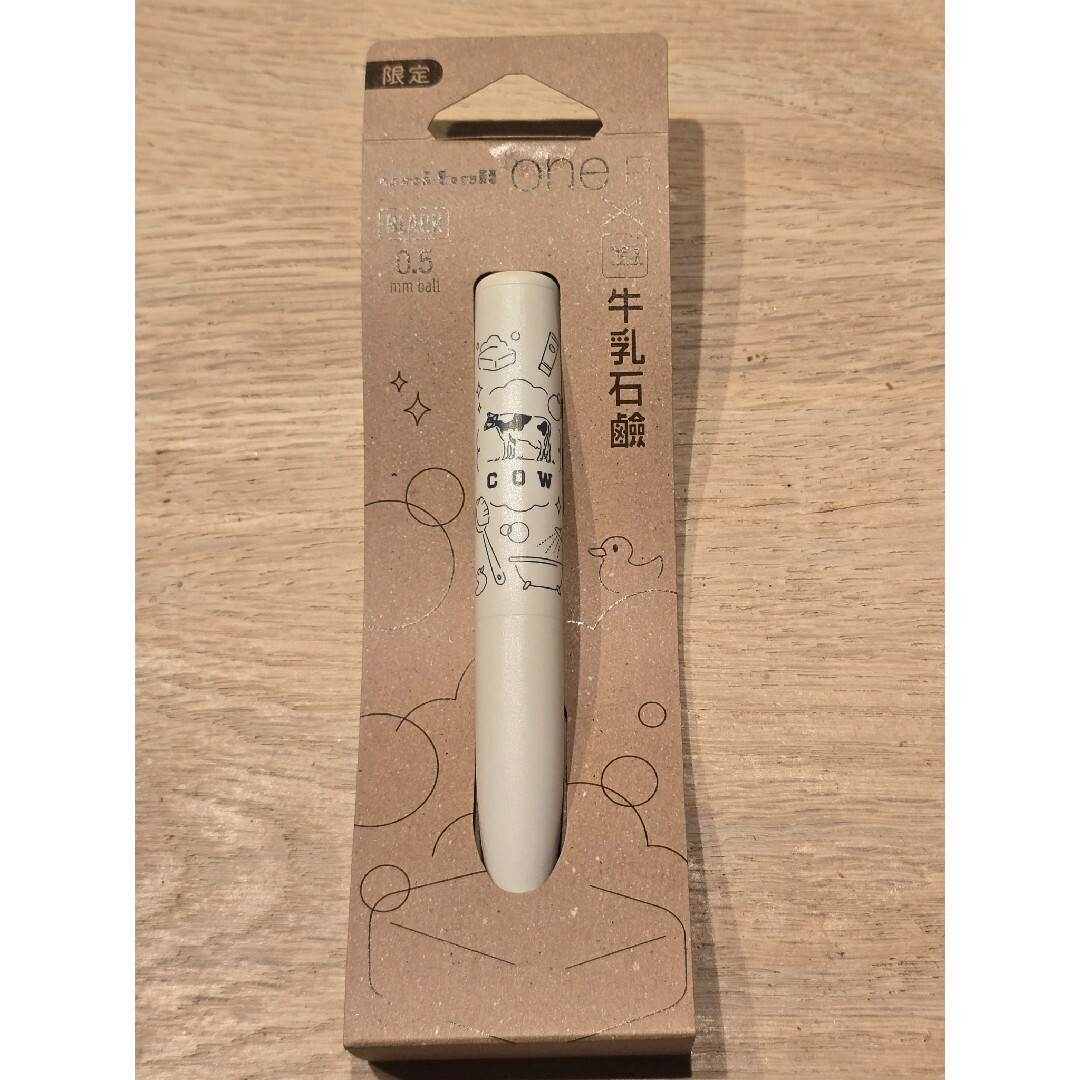 三菱鉛筆(ミツビシエンピツ)のカウブランド 牛乳石鹸 ボールペン ユニボールワンP 0.5 ミルク 三菱鉛筆… インテリア/住まい/日用品の文房具(ペン/マーカー)の商品写真
