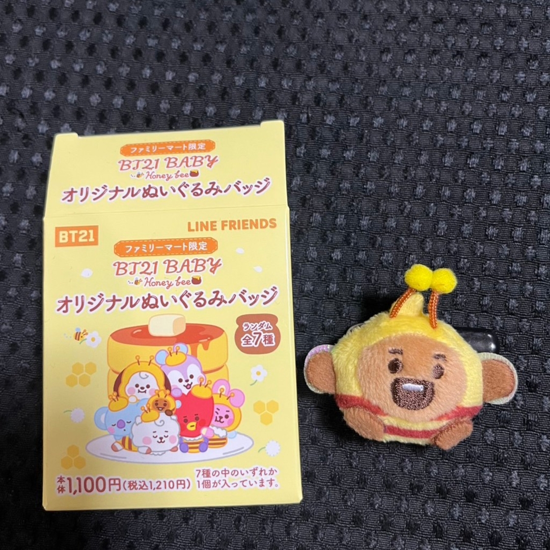 BT21(ビーティーイシビル)のBT21 ファミマ限定 オリジナルぬいぐるみバッジ エンタメ/ホビーのタレントグッズ(アイドルグッズ)の商品写真