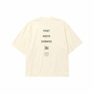 ボンジュールレコーズ(bonjour records)の【キナリ（16）】POET MEETS DUBWISE/ポエトミーツダブワイズ LOGO Loose Fit T-shirt(カットソー(長袖/七分))