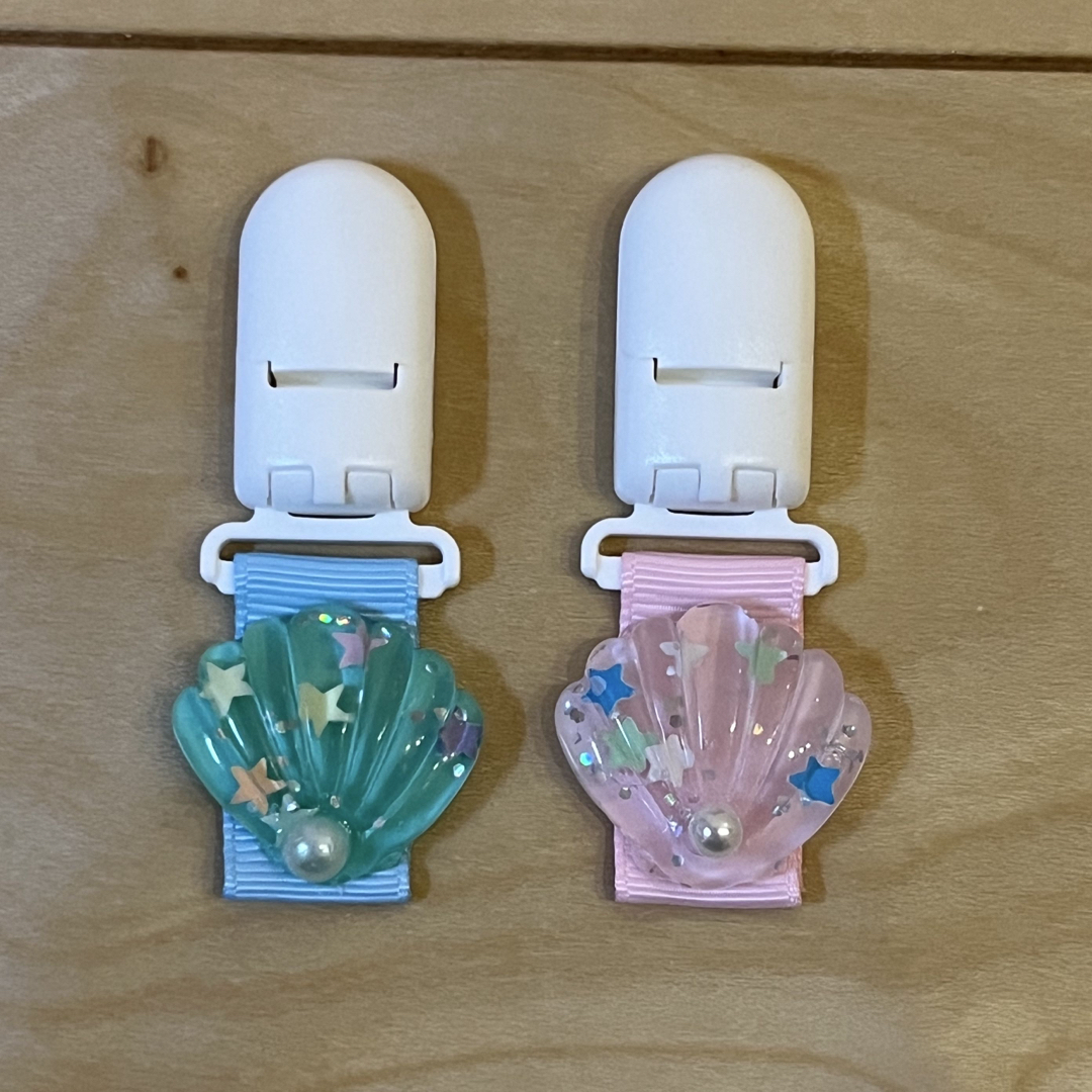 【1番人気】ハンドメイド、名札クリップ、キラキラ貝殻2点セット ハンドメイドのキッズ/ベビー(ネームタグ)の商品写真