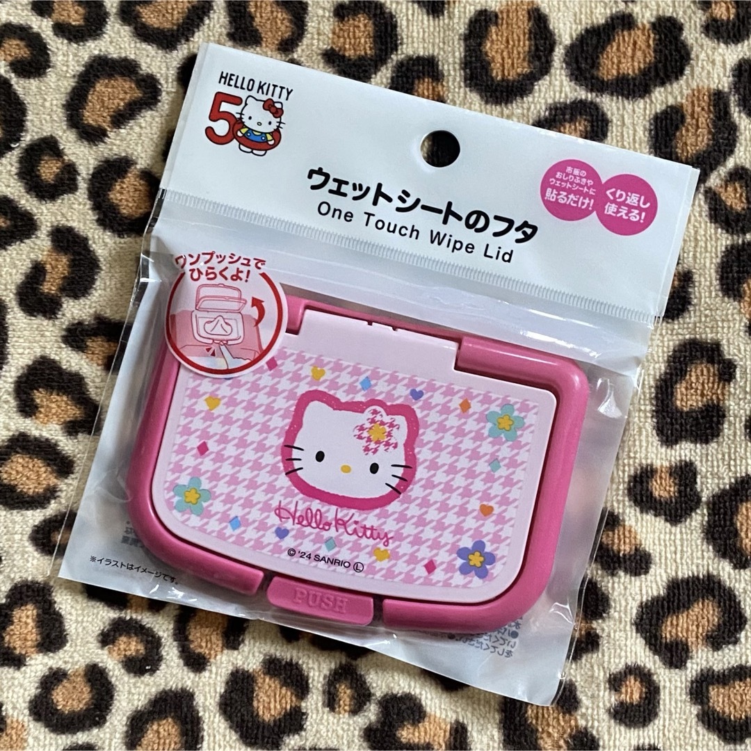 ハローキティ 50周年 ワンプッシュウェットシートのフタ エンタメ/ホビーのおもちゃ/ぬいぐるみ(キャラクターグッズ)の商品写真