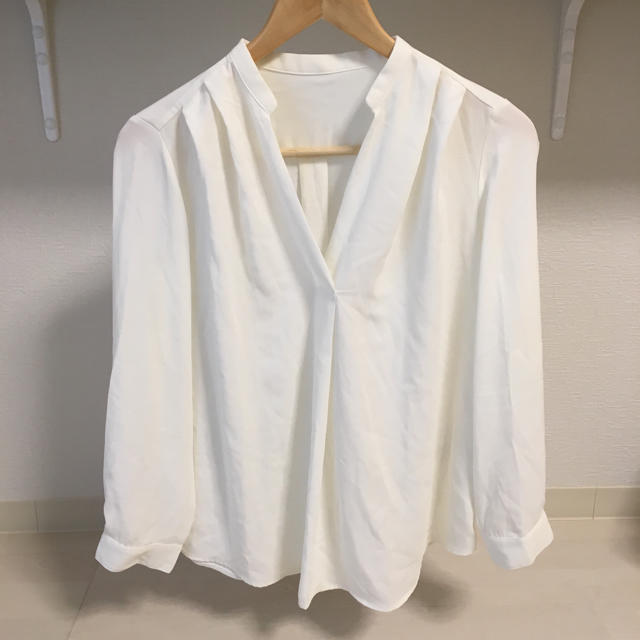 ViS(ヴィス)のVis 白 とろみシャツ ブラウス Vネック レディースのトップス(シャツ/ブラウス(長袖/七分))の商品写真