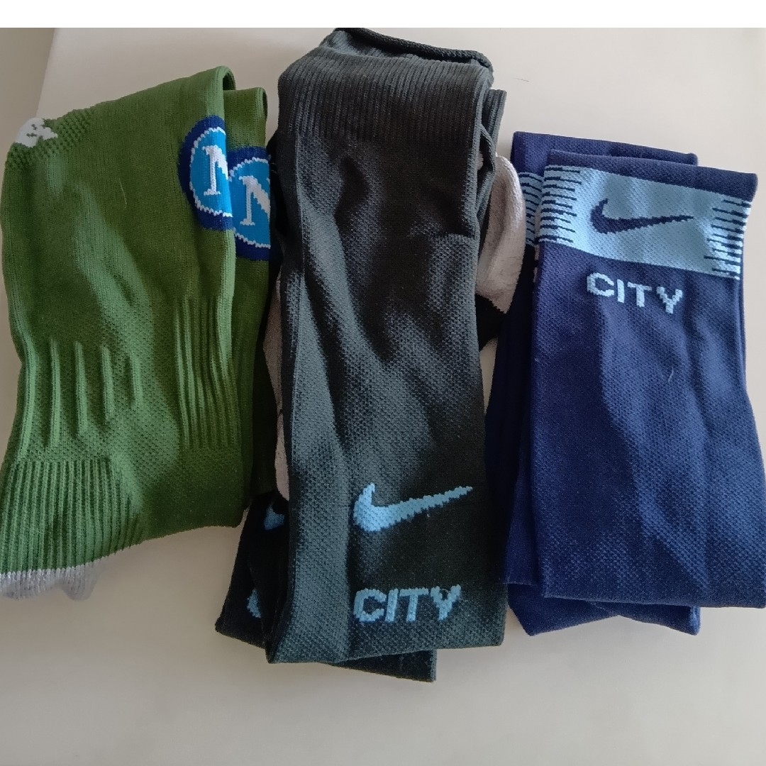 NIKE(ナイキ)のマンチェスターシティ&ナポリサッカーソックス3枚組 スポーツ/アウトドアのサッカー/フットサル(その他)の商品写真