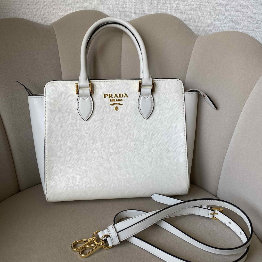 PRADA - PRADA プラダ サフィアーノ 2WAYハンドバッグ ホワイト PRADA - PRADA プラダ サフィアーノ 2WAYハンドバッグ ホワイト
