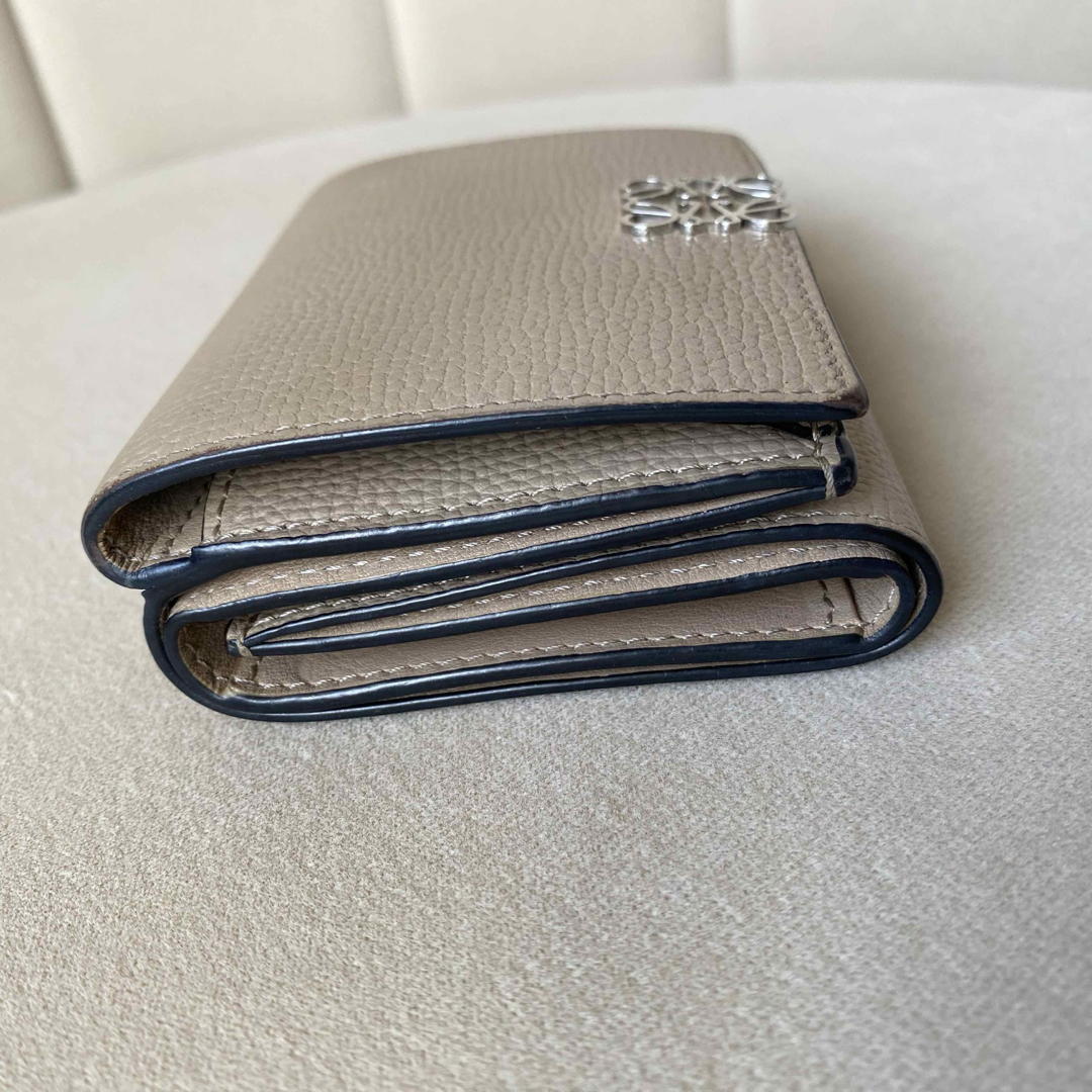 LOEWE - LOEWE ロエベ アナグラム 三つ折り財布 レザー ベージュ LOEWE - LOEWE ロエベ アナグラム 三つ折り財布 レザー ベージュ
