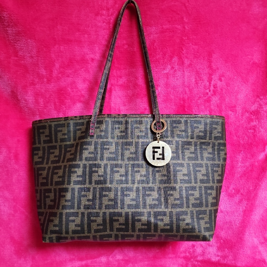 FENDI - フェンディ ロゴパターン ショルダーバッグの通販 by FENDI - フェンディ ロゴパターン ショルダーバッグの通販 by