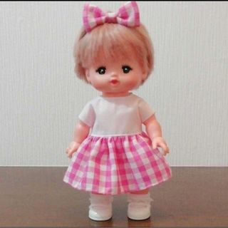 メルちゃん ピンクチェックスカート白半袖ワンピースとリボン 450円(その他)