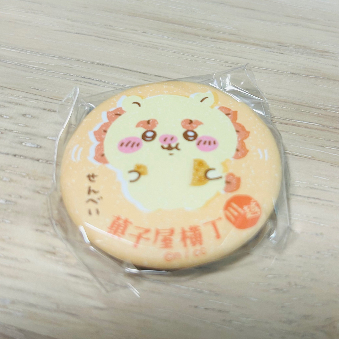 ちいかわ(チイカワ)のちいかわ もぐもぐ本舗 川越 缶バッジ シーサー エンタメ/ホビーのアニメグッズ(バッジ/ピンバッジ)の商品写真