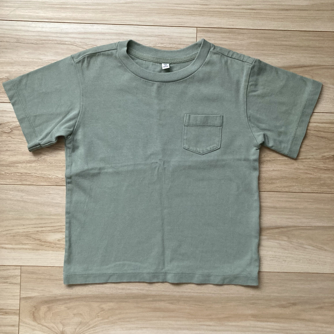 UNIQLO(ユニクロ)のくすみグリーン 胸ポケット 半袖Tシャツ 110 キッズ/ベビー/マタニティのキッズ服男の子用(90cm~)(Tシャツ/カットソー)の商品写真