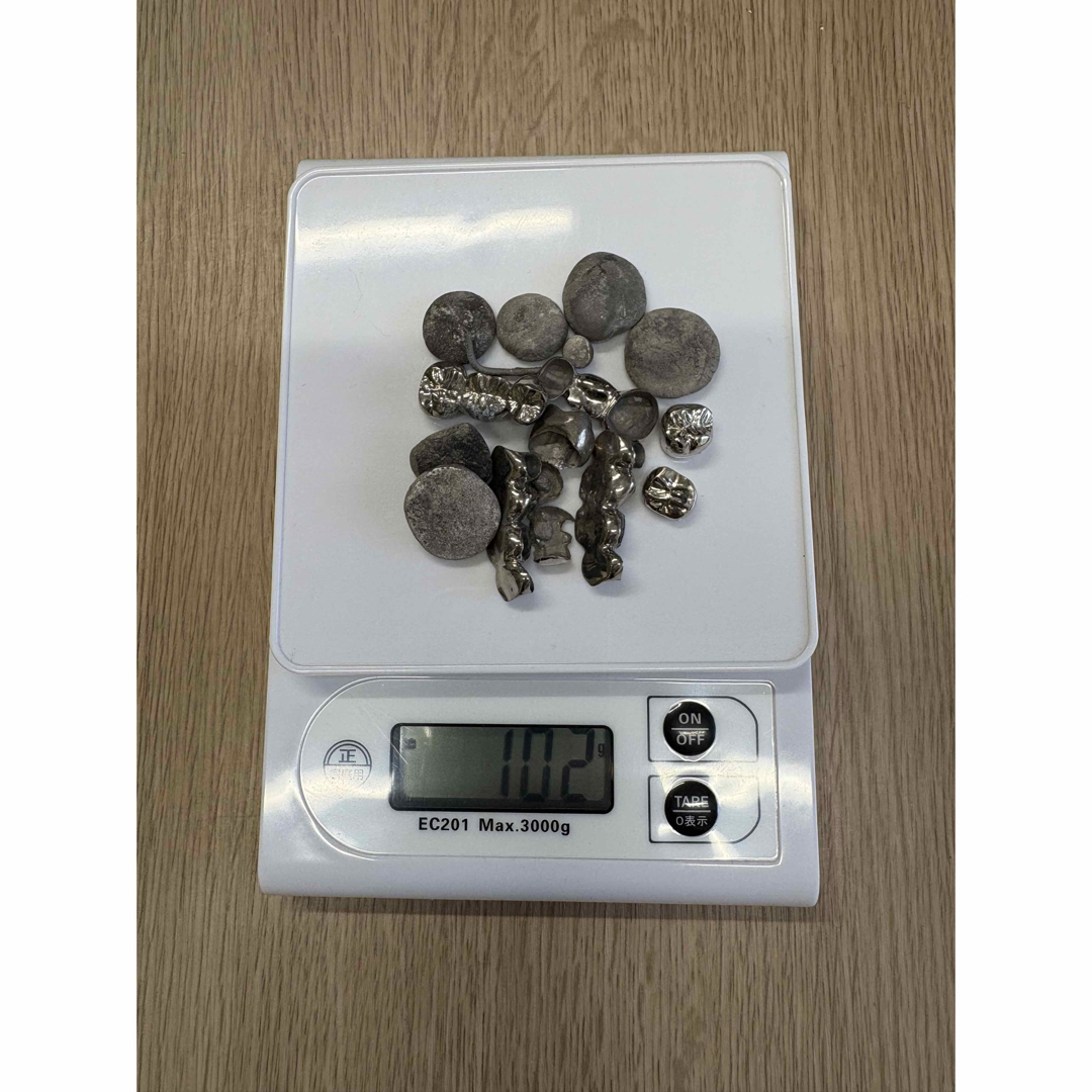 金属 12%金パラ 再製冠 除去冠 湯だまり102g コスメ/美容のオーラルケア(歯ブラシ/デンタルフロス)の商品写真