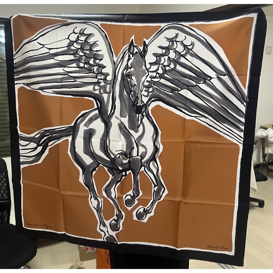 HERMES(エルメス)の【新品未使用】エルメス カレ90*90 シルク スカーフ ペガサスのように自由に レディースのファッション小物(バンダナ/スカーフ)の商品写真
