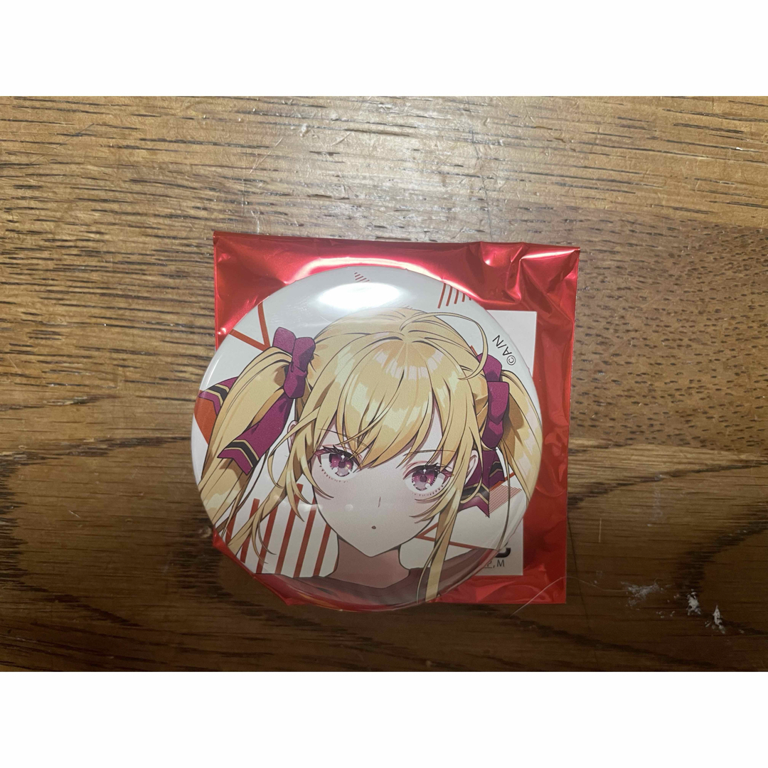 にじさんじ(ニジサンジ)のにじさんじフェス2023 クラスTシャツ ランダム缶バッジレッドB 鷹宮リオン エンタメ/ホビーのアニメグッズ(バッジ/ピンバッジ)の商品写真