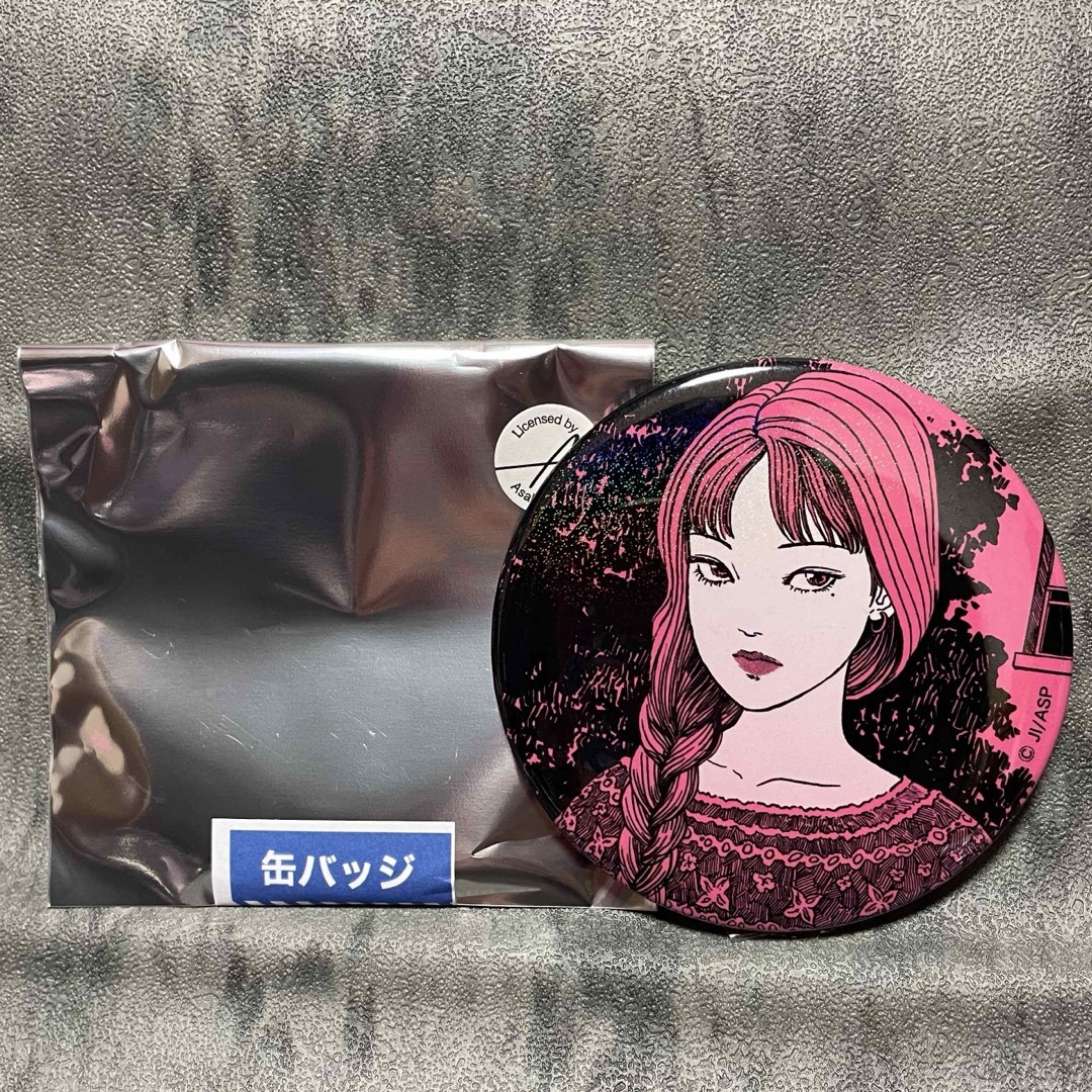 伊藤潤二 ラメ缶バッチ 76mm エンタメ/ホビーのアニメグッズ(バッジ/ピンバッジ)の商品写真