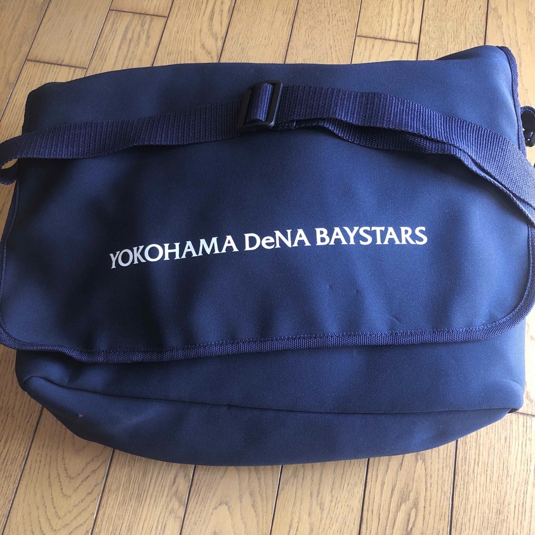 横浜DeNAベイスターズ(ヨコハマディーエヌエーベイスターズ)のYOKOHAMA DeNA BAYSTARS メッセンジャーバッグ スポーツ/アウトドアの野球(応援グッズ)の商品写真