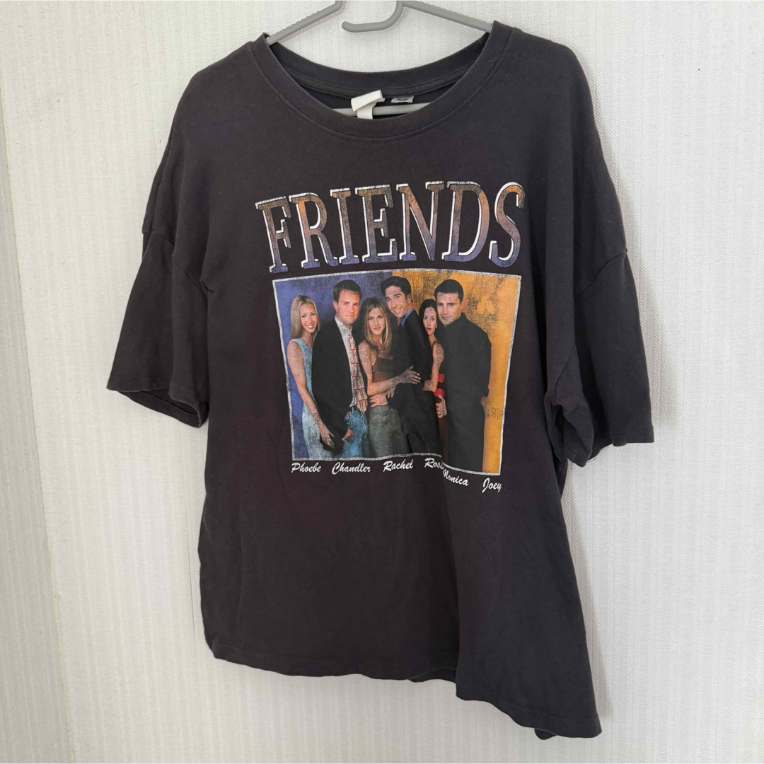 H&M(エイチアンドエム)のH&M FRIENDSコラボtシャツ レディースのトップス(Tシャツ(半袖/袖なし))の商品写真