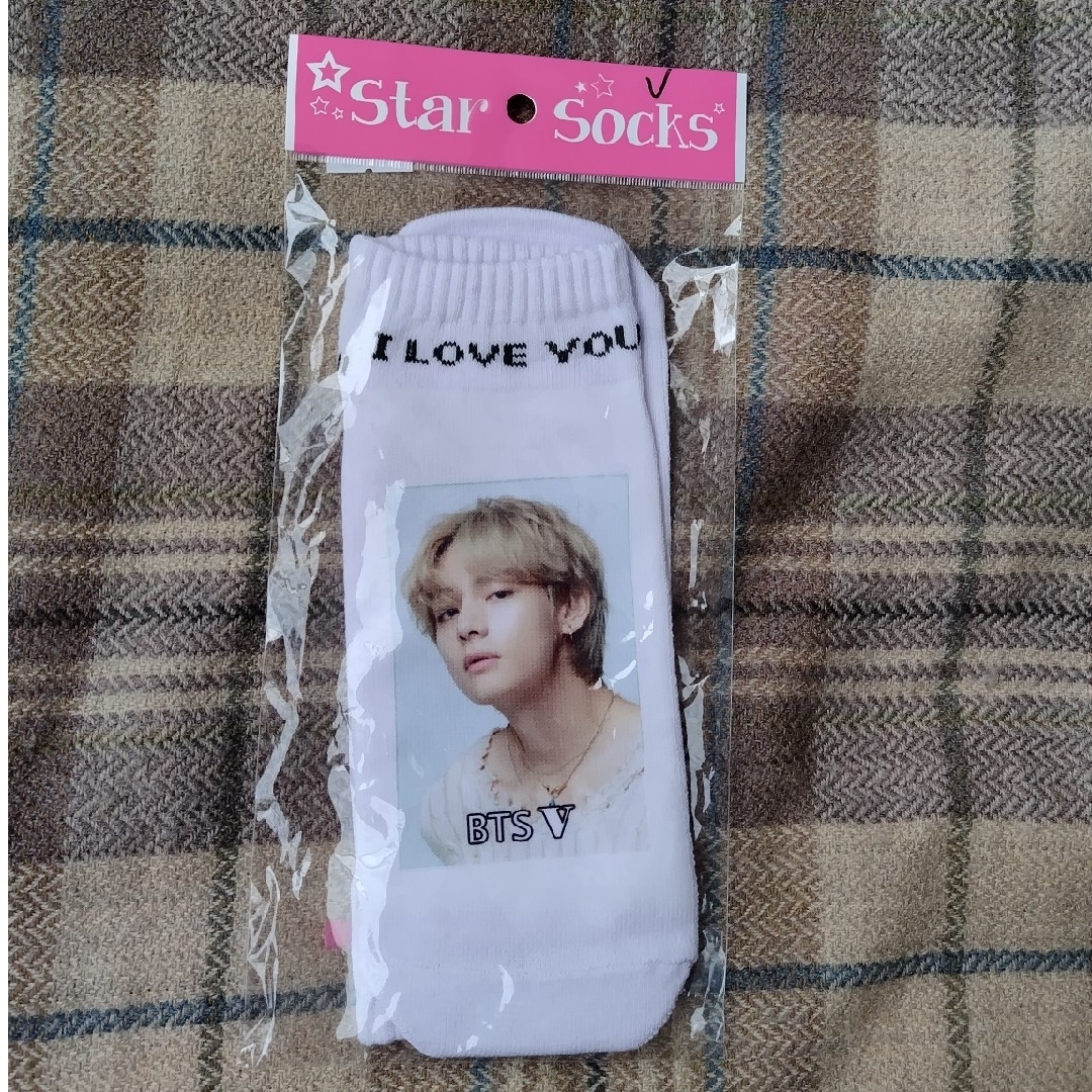 防弾少年団(BTS)(ボウダンショウネンダン)の【新品未使用】BTS V 靴下 エンタメ/ホビーのCD(K-POP/アジア)の商品写真