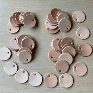 ヌメ革ハギレ　まるタグ　穴あり　50枚セット　1.5nmm 厚(各種パーツ)