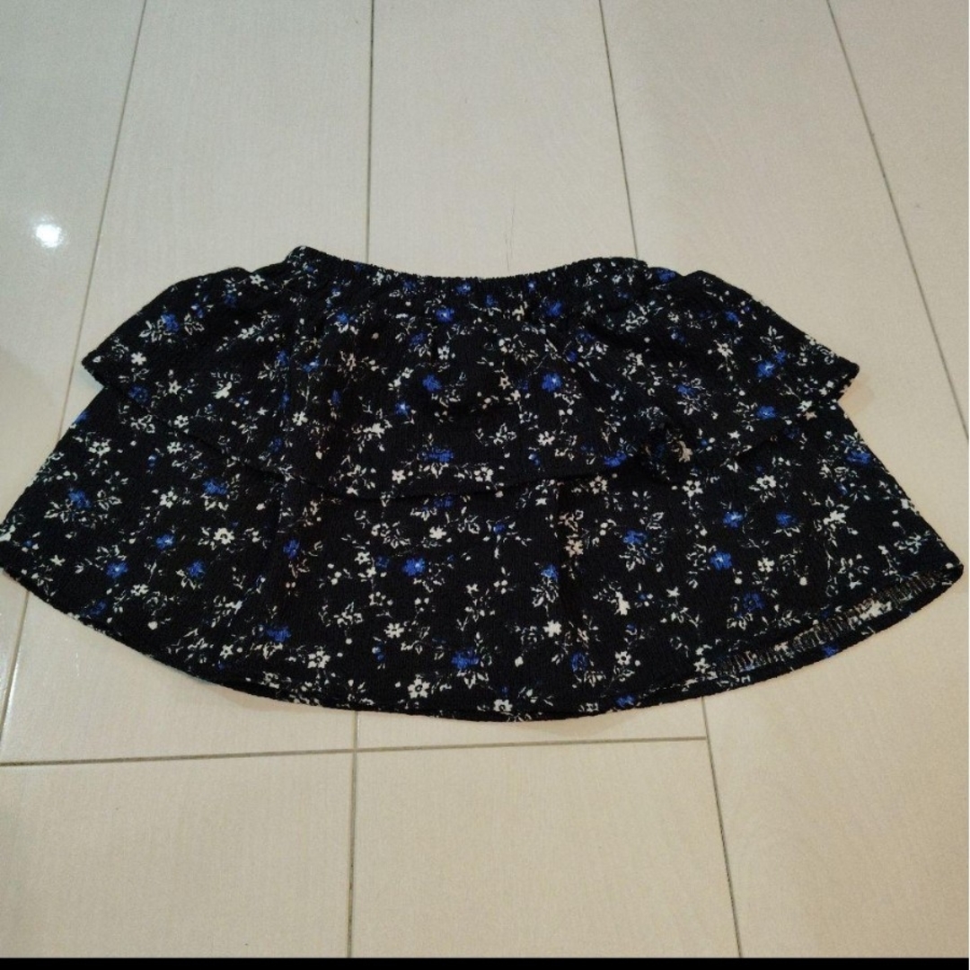 babyGAP(ベビーギャップ)のbaby GAP 花柄フリルスカート95 キッズ/ベビー/マタニティのキッズ服女の子用(90cm~)(スカート)の商品写真