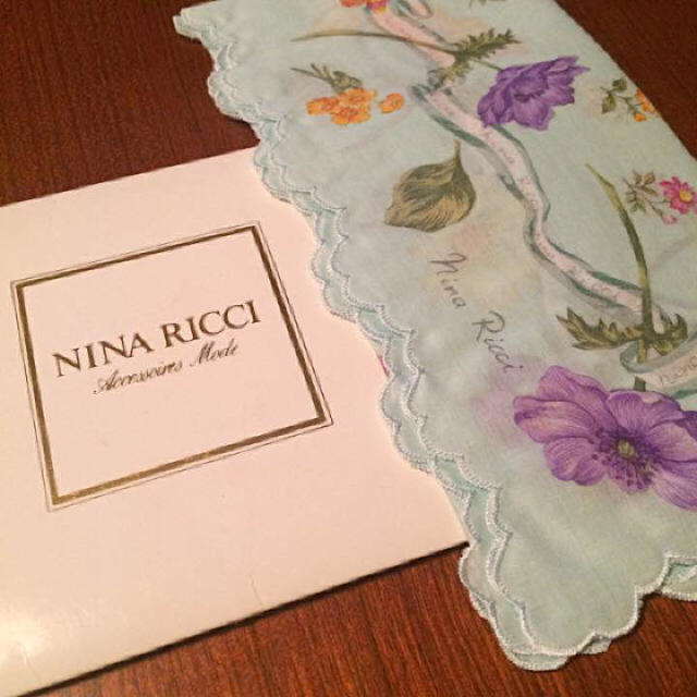 NINA RICCI(ニナリッチ)の新品 ニナリッチ スカラップ 大きめ花柄ハンカチ レディースのファッション小物(ハンカチ)の商品写真