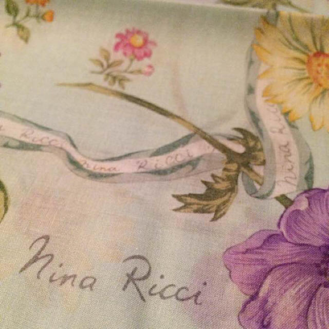 NINA RICCI(ニナリッチ)の新品 ニナリッチ スカラップ 大きめ花柄ハンカチ レディースのファッション小物(ハンカチ)の商品写真