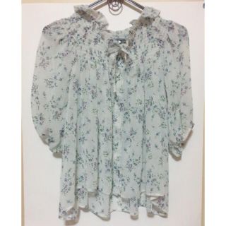 ダブルクローゼット(w closet)の花柄シャーリングブラウス(シャツ/ブラウス(半袖/袖なし))