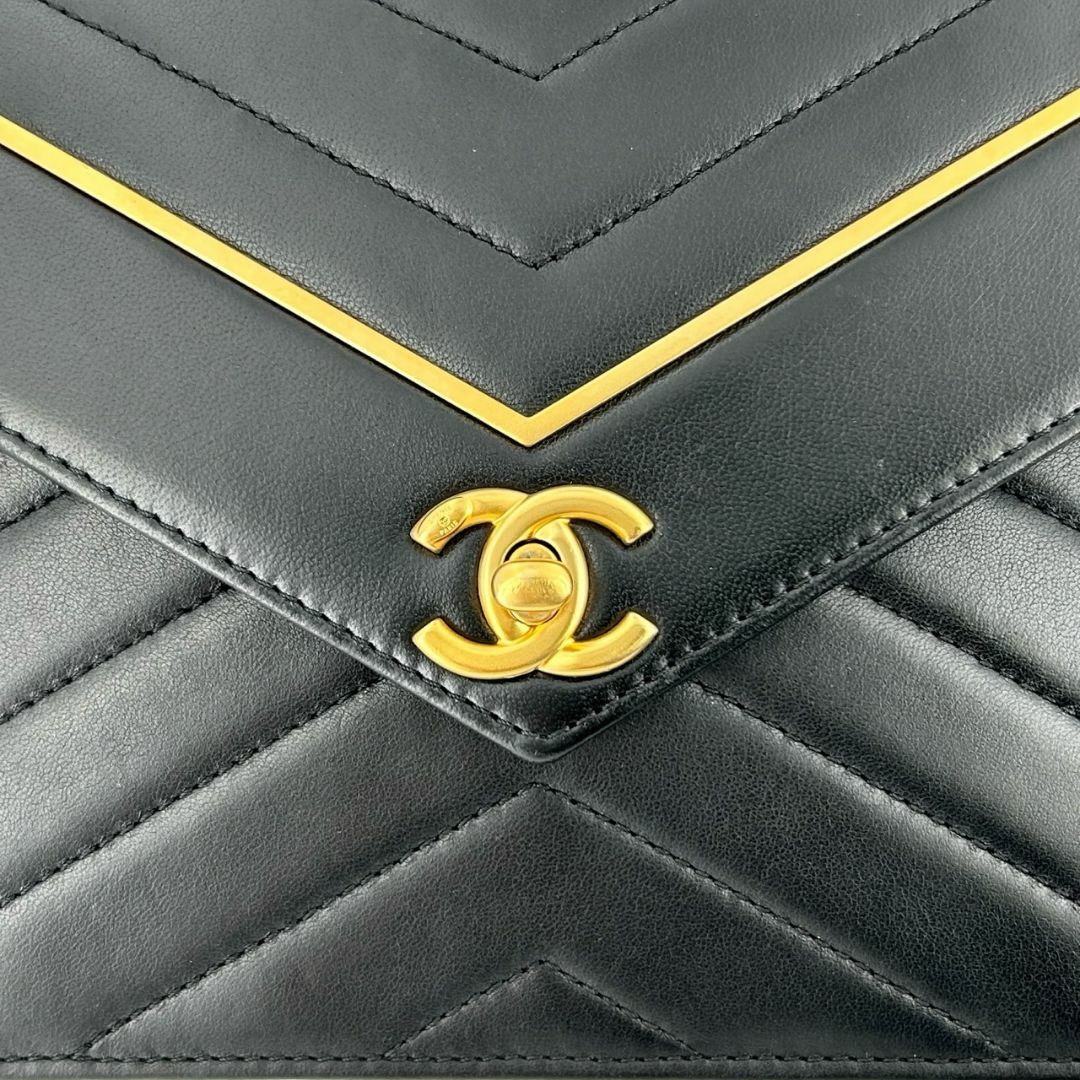 CHANEL(シャネル)のCHANEL シャネル シェブロン Vステッチ 2WAY チェーンショルダーバッグ カーフスキン ブラック ゴールド金具 24番台（2018年頃） レディース 斜め掛け 肩掛け クロスボディー Ginza Class Luxury Shop レディースのバッグ(ショルダーバッグ)の商品写真