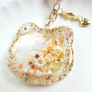 お花猫のレジンキーホルダー　チャーム　シャカシャカ　シェイカー　金　黄色　春(キーホルダー/ストラップ)