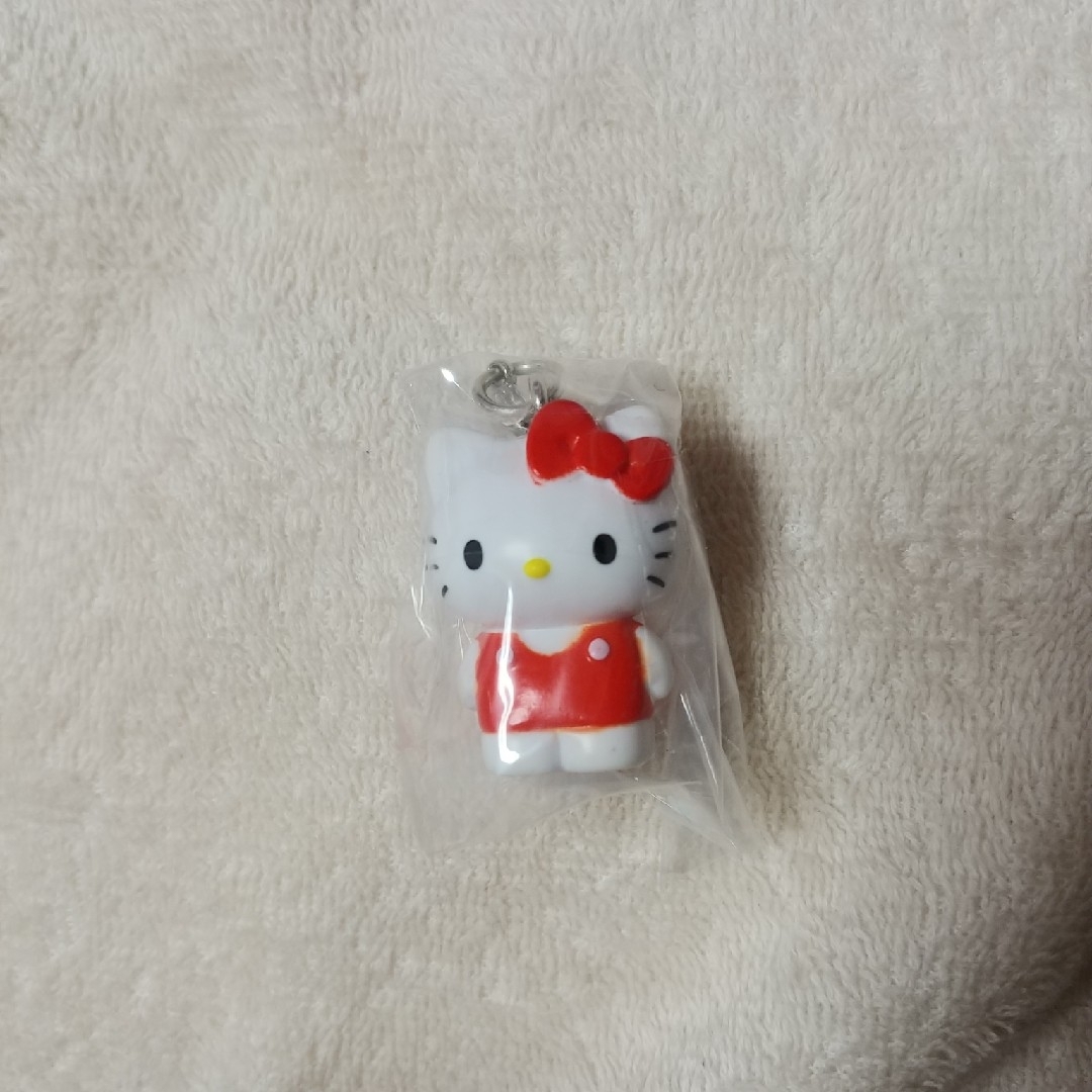 サンリオ ガチャガチャ めじるしアクセサリー キティちゃん エンタメ/ホビーのおもちゃ/ぬいぐるみ(キャラクターグッズ)の商品写真