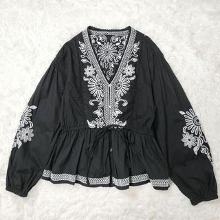 スローブイエナ(SLOBE IENA)の美品 イエナ フラワー刺繍 ペプラム ブラウス フレア エンブロイダリー F(シャツ/ブラウス(長袖/七分))