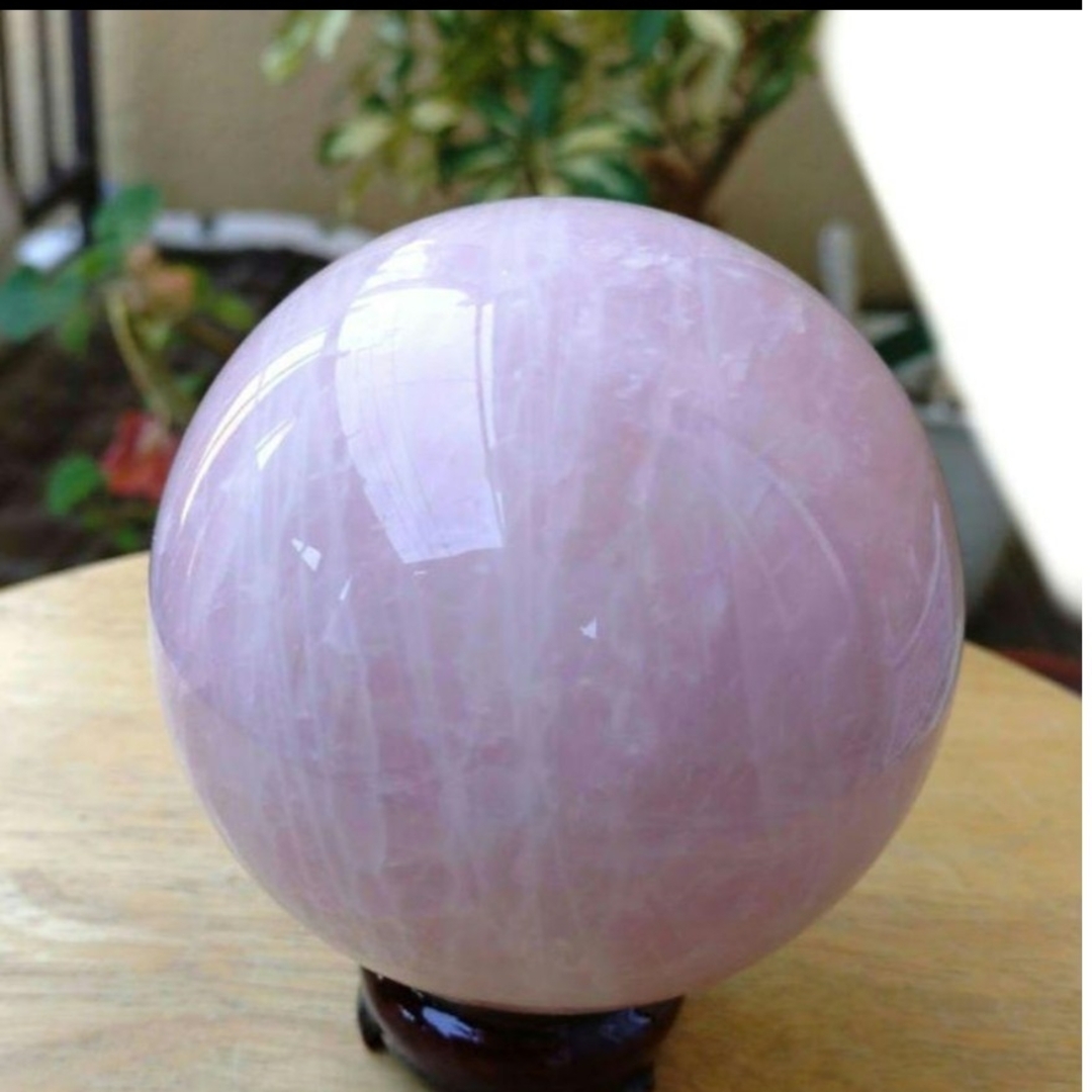 ✴️美品✴️虹入り✴️ローズクォーツ　丸玉　スフィア １Kg超（木製台座付き） インテリア/住まい/日用品のインテリア小物(置物)の商品写真