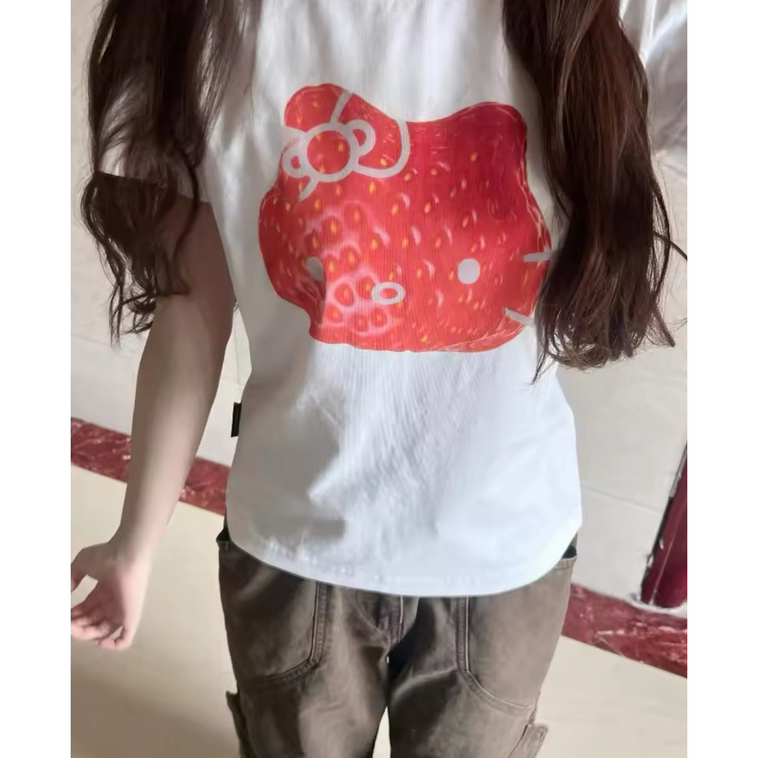 サンリオ(サンリオ)のハローキティ いちご プリントTシャツ レディースのトップス(Tシャツ(半袖/袖なし))の商品写真