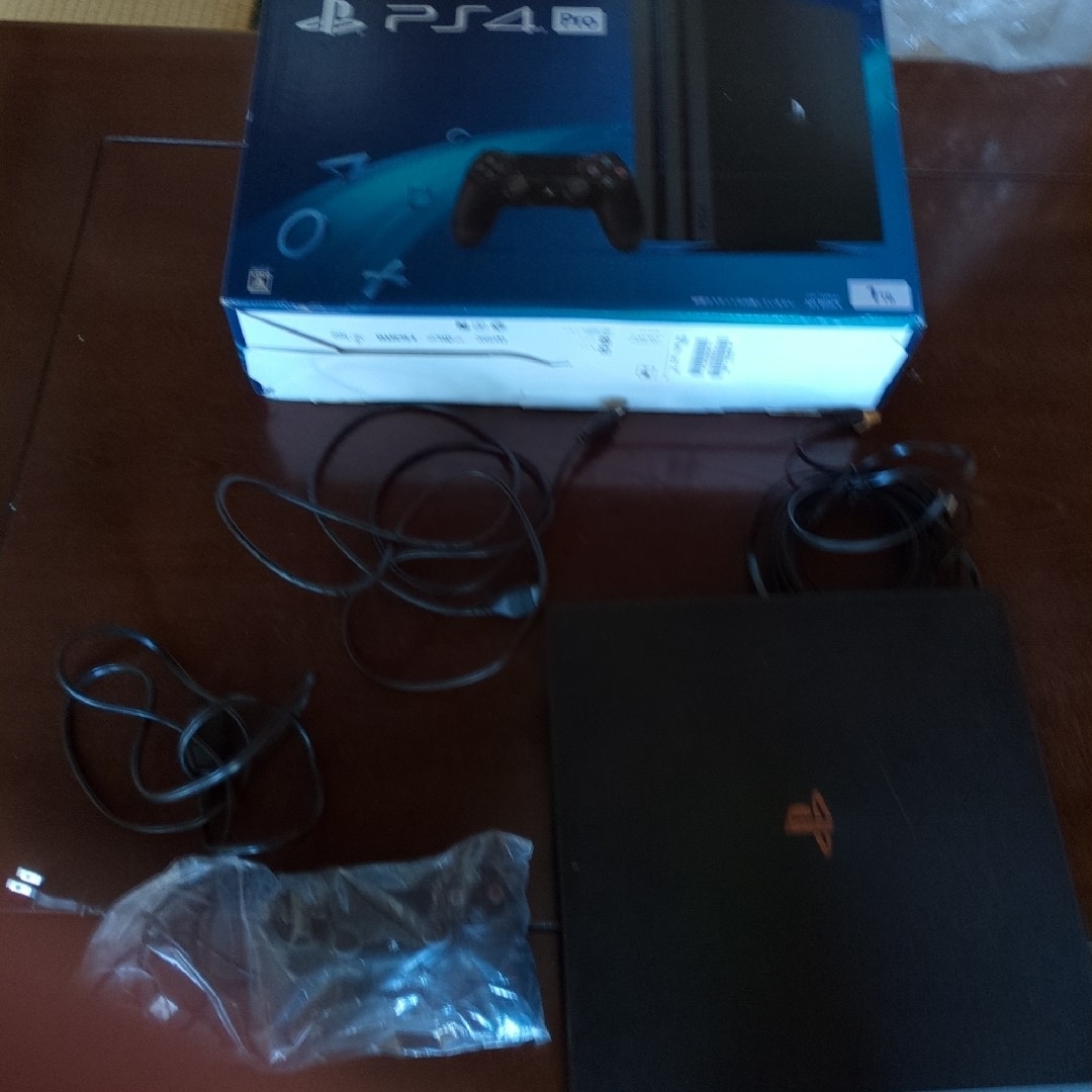 SONY(ソニー)のPS4 Pro 本体 CUH-7100B 箱付き エンタメ/ホビーのゲームソフト/ゲーム機本体(家庭用ゲーム機本体)の商品写真