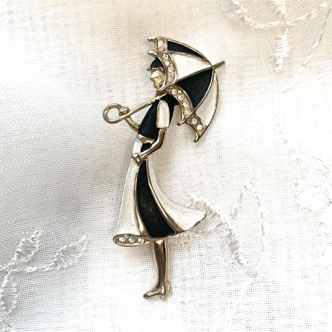 VINTAGE(ヴィンテージ)のヴィンテージブローチ ドレス 傘アンブレラ 女性 アンティークゴールド 美品 レディースのアクセサリー(ブローチ/コサージュ)の商品写真