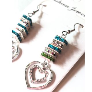 カラフルグリーンビーズ とハート型ピアス/イヤリング　ハンドメイド(ピアス)